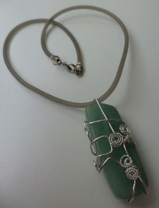 Green stone - colier handmade cu pndantiv din sarma cu piatra de aventurin