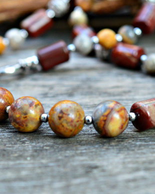 Colier din  jasp rosu, agate crazy lace  si accesorii de inox si zamac argintat
