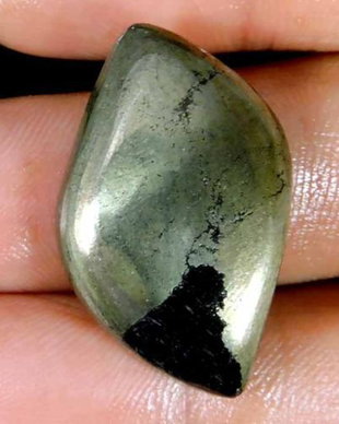 9793 - Cabochon, apache gold sau "aurul nebunilor", pirita in magnetit, 31x20x6mm