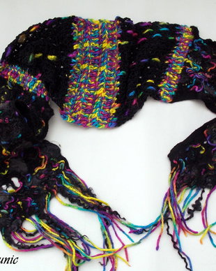 Fular unisex impaslit si crosetat cu fire in culori electrice