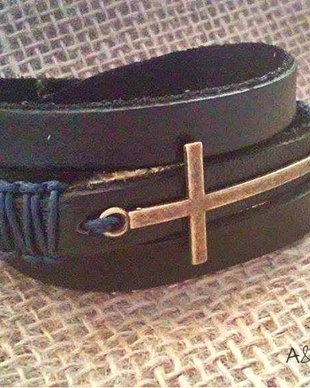 Bratara de piele tripla cu cruce