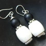 Cercei din onix mat si coral alb - black&white