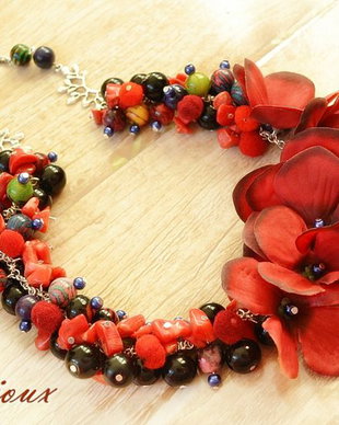 Colier red flowers
