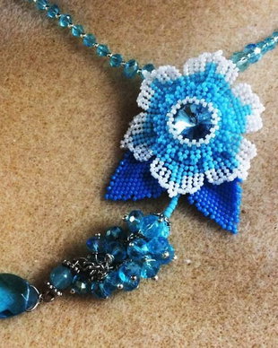 Colier cu floare si frunze pe nuante de bleu si albastru