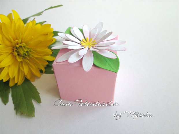 Cutie roz cu floare alba