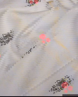 Fata de masa brodata