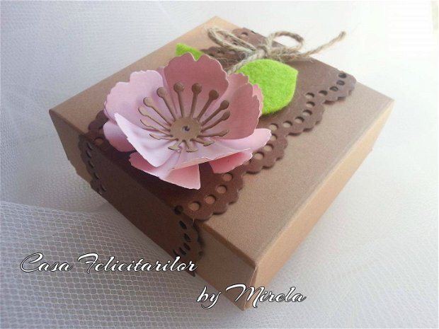 Cutie craft decorata cu floare roz pentru  marturii, bijuterii, cadouri