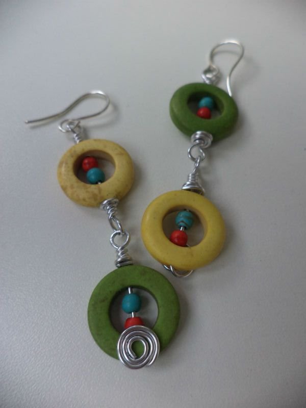 Cercei dinpiatra de howlit colorati - colored earrings