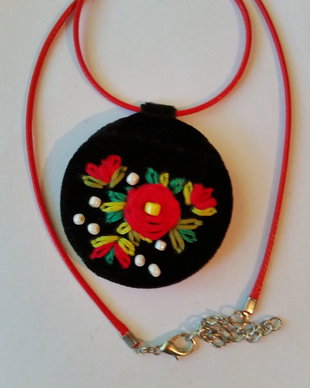 Pandant negru catifea cusut cu flori