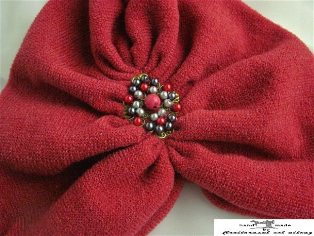 Turban din tricot cu brosa