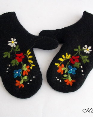 Manusi impaslite cu un deget si broderie impaslita