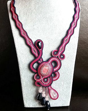 Colier soutache cuarț roz