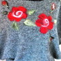 Pulover sal, din fir mohair cu usor metalic, impaslit cu trandafiri de lana merino impaliti