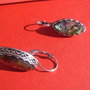 Cercei din metal finisaj satinat cu cabochon oval alungit din scoica paua