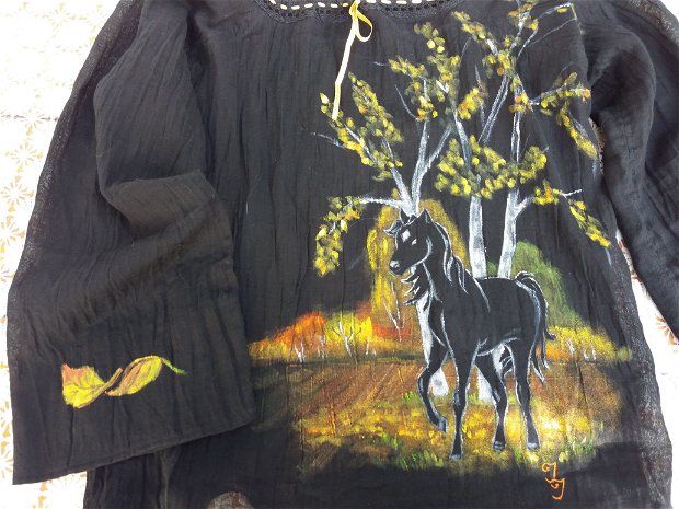 Bluză neagră pictată cu  cåluț īn peisaj de toamnă  cu căluț