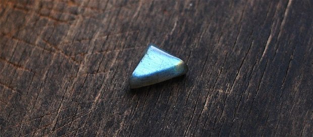 Cabochon HQ - mini Labradorit Triunghiular  - Albastru deschis