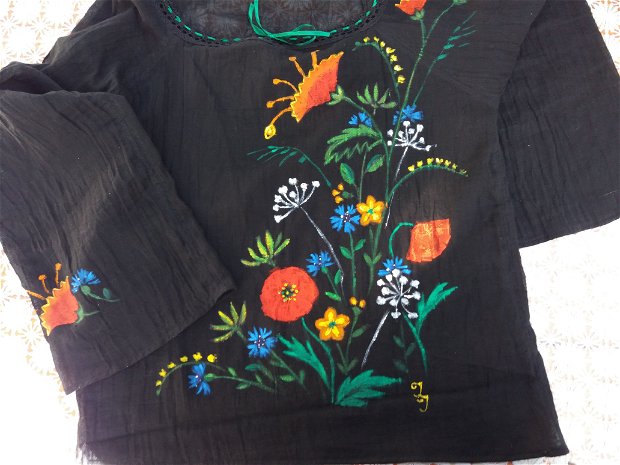 Bluză neagră pictată cu flori vesele abstractizate