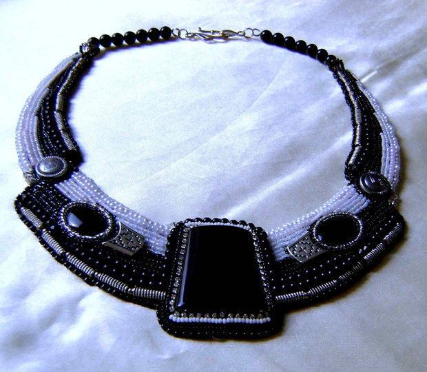 Colier statement Art Nouveau alb-negru-argintiu, creatie unicat. cu pandantiv/cercel/detasabil, inclus