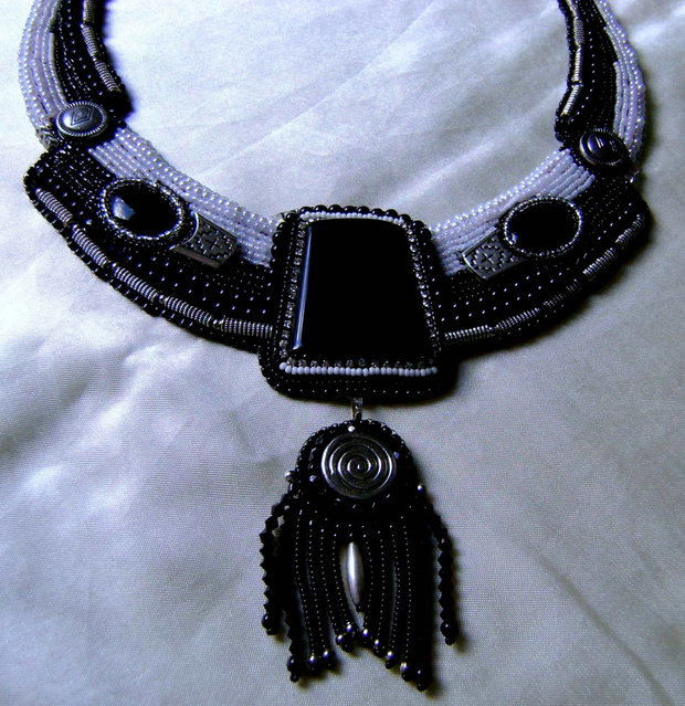 Colier statement Art Nouveau alb-negru-argintiu, creatie unicat. cu pandantiv/cercel/detasabil, inclus