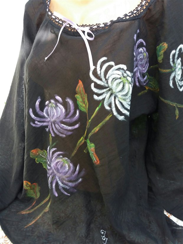 Bluză neagră pictată cu crizanteme albe şi lila