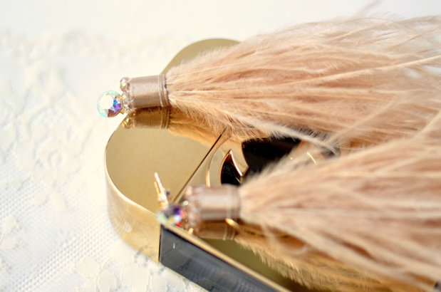 Cercei cu ciucuri de pene si baza de argint cu Swarovski