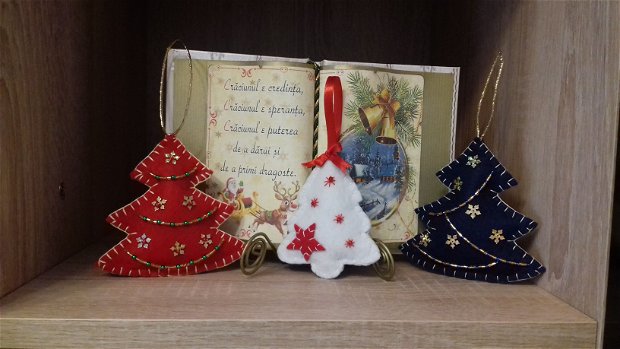 Ornamente din fetru pentru pomul de Craciun