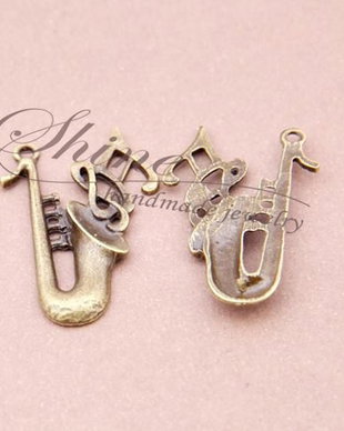 Pandantiv saxofon, bronz antichizat