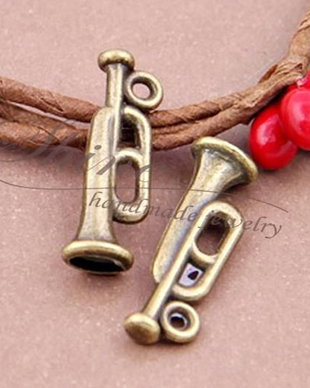 Charm trompeta, bronz antichizat