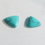 Cabochon triunghiular din turcoaz reconstituit aprox 25x25x6 mm