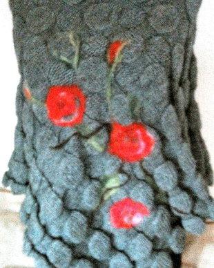 Poncho tricotat din fir lana inamestec si impaslit cu flori de lana merino si matase naturala