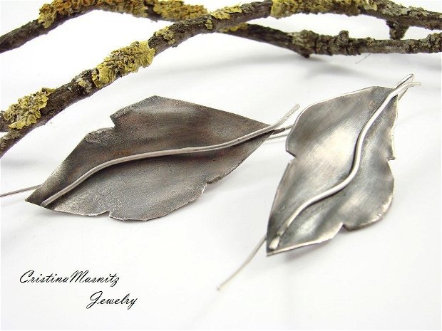 Cercei lungi, frunze supradimensionate, din argint 925 reticulat si partial oxidat