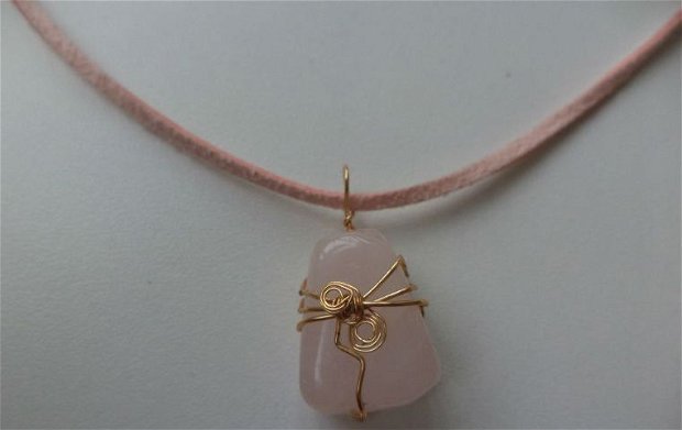 Colier handmade cu pandantiv din sarma gilt si cuartz roz/colier talisman - pink