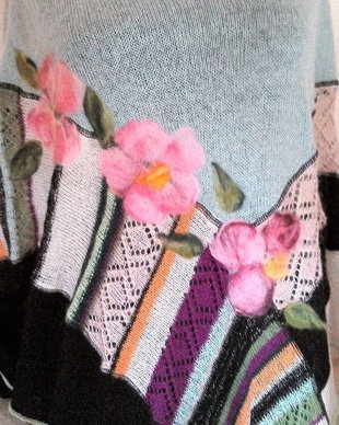 Poncho impaslit cu flori de lana si matase naturala