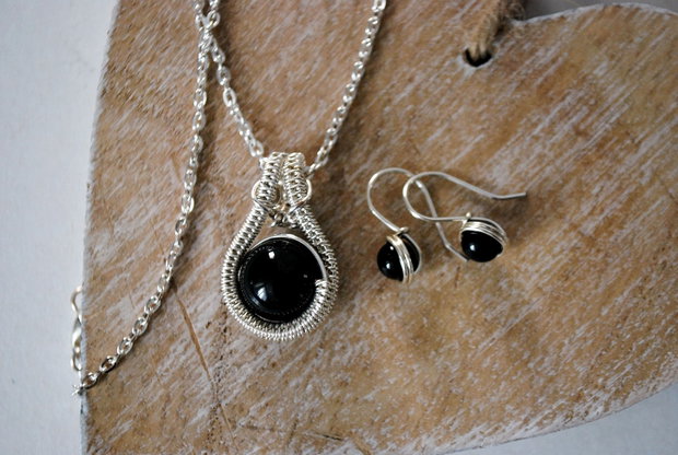 Set Bijuterii Pandantiv si Cercei " Elegant Black "