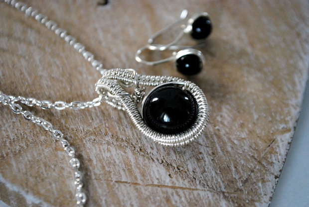 Set Bijuterii Pandantiv si Cercei " Elegant Black "