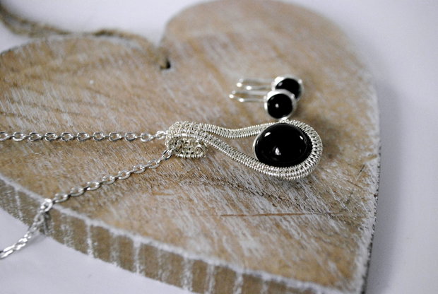 Set Bijuterii Pandantiv si Cercei " Elegant Black "