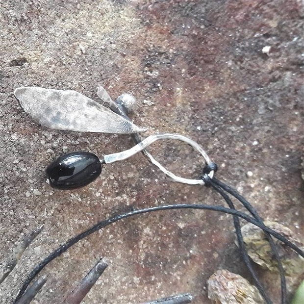 Pandant din argint 925 partial oxidat, onix si snur de bumbac cerat negru - ramaura cu maslina