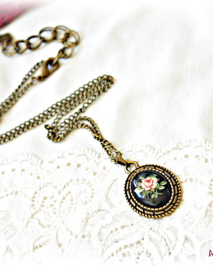 Colier vintage cu trandafir roz si negru Rezervat