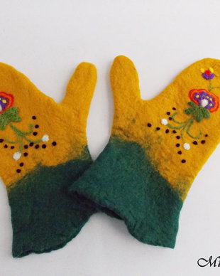 VANDUT Manusi impaslite, cu un deget si broderie impaslita