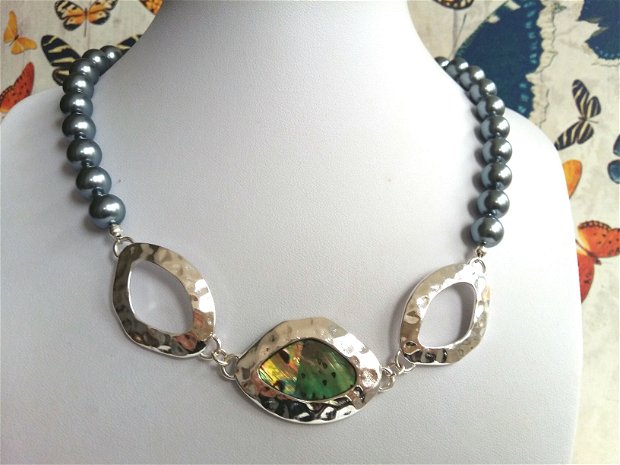 Colier elegant din perle shell gri metalizat cu conector metalic si cabochon din scoica abalone