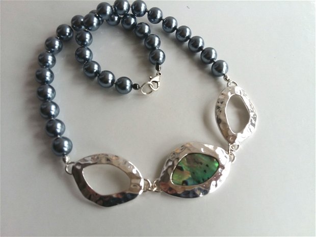 Colier elegant din perle shell gri metalizat cu conector metalic si cabochon din scoica abalone
