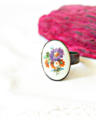Inel vintage de portelan cu buchet de flori Rezervat