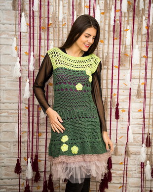 rochie crosetata cu flori si margele