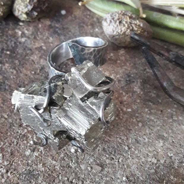 REZERVAT - Inel supradimensionat din argint 925 cu textura de ciocan si piatra bruta de pirita