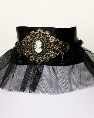 Colier choker cu fustiță și camee