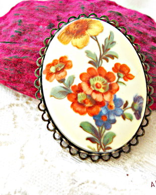 Brosa vintage din portelan cu flori multicolore