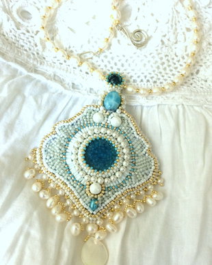 Colier cu perle de cultura albe,semipretioasenuante de albastru deshis(larimar)