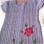 Tunica realizata din tricot cu aplicatie de trandafiri de lana impasliti