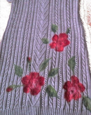 Tunica realizata din tricot cu aplicatie de trandafiri de lana impasliti