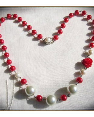 COLIER- PERLE DE STICLA- ALB-ROSU